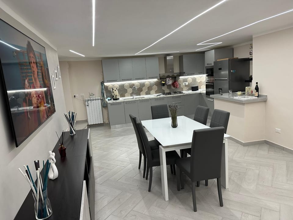 Dining area, Mountain view, Italian breakfast, dishwasher, internet, stove, kitchen, air conditioner