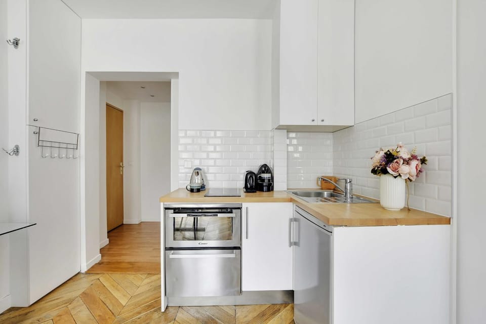 Coffee/tea facilities, Kitchen or kitchenette, dishwasher, stove, toaster