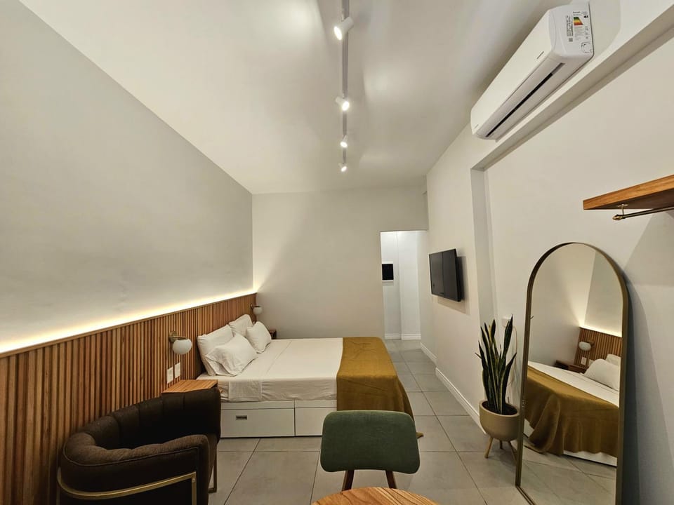 Bed, TV and multimedia, Living room, Photo of the whole room, Seating area, Bedroom, hair dresser, air conditioner