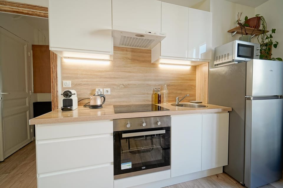 Coffee/tea facilities, Kitchen or kitchenette, microwave, oven, stove, toaster