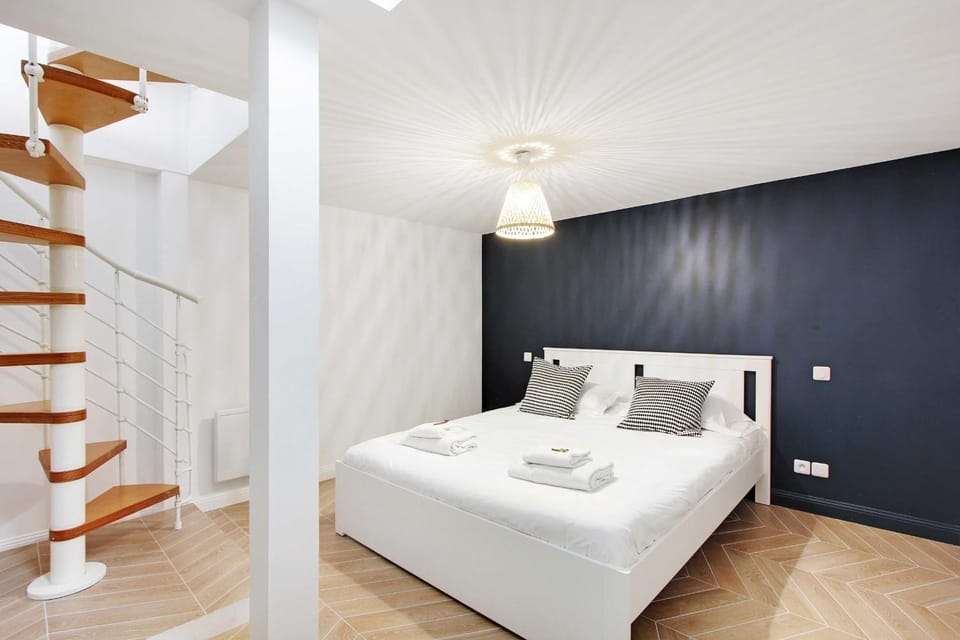 Bed, Photo of the whole room, Bedroom, towels