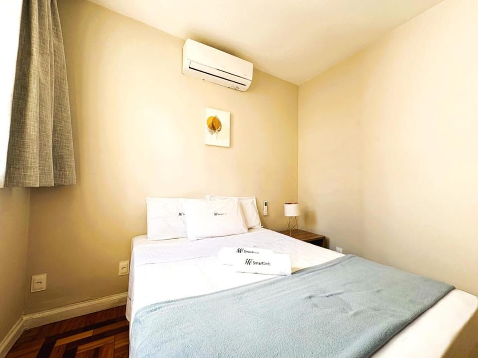 Apartamento com Dois Quartos na Orla de Copacabana Apartment in Rio de Janeiro