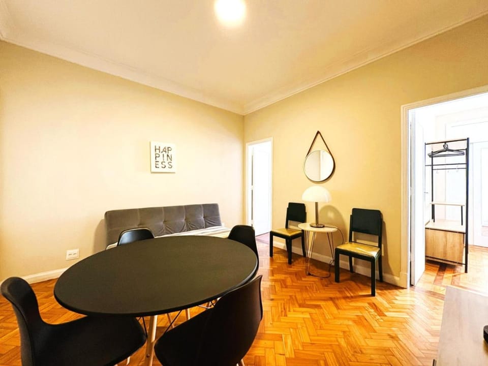 Apartamento com Dois Quartos na Orla de Copacabana Apartment in Rio de Janeiro