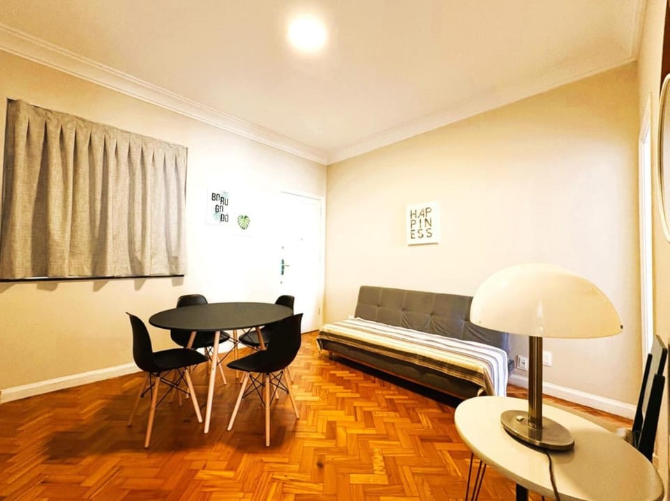 Apartamento com Dois Quartos na Orla de Copacabana Apartment in Rio de Janeiro