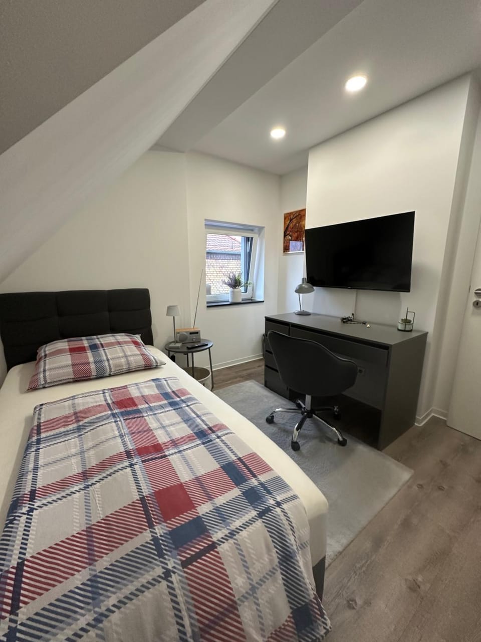 Bed, TV and multimedia, Photo of the whole room, Bedroom