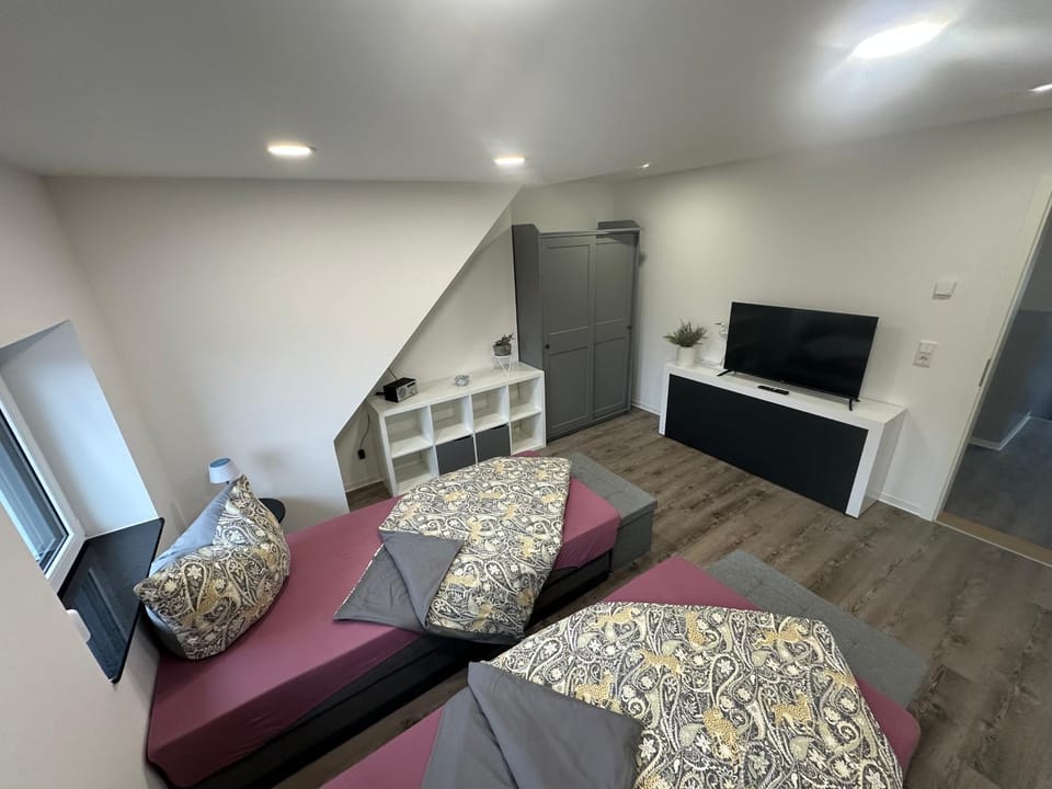 Bed, TV and multimedia, Photo of the whole room, Bedroom