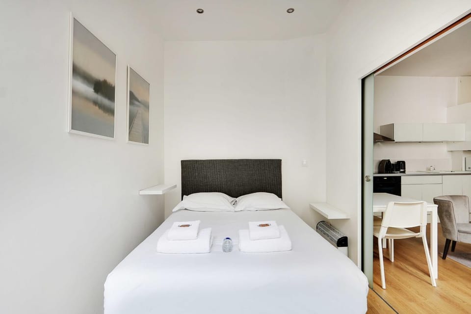 Bed, Photo of the whole room, Bedroom, towels