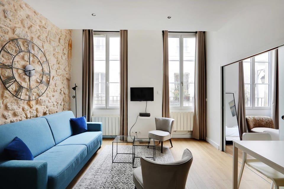 Bed, TV and multimedia, Living room, Photo of the whole room, Seating area, Bedroom