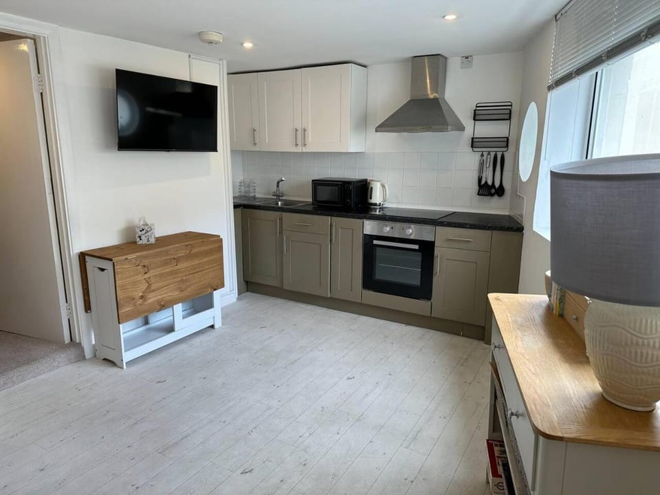 TV and multimedia, Kitchen or kitchenette, oven, stove