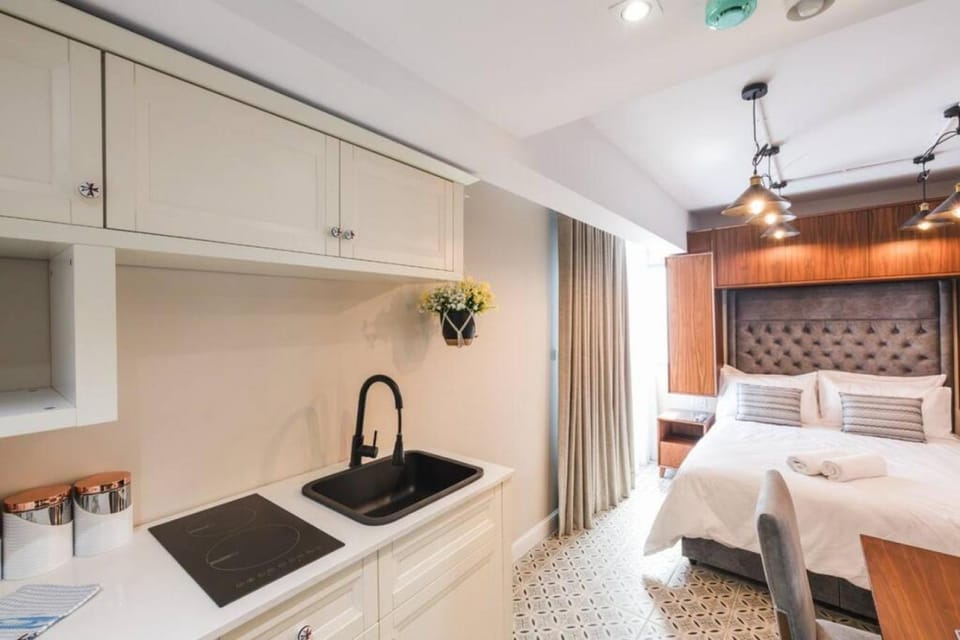 Bed, Kitchen or kitchenette, Bedroom