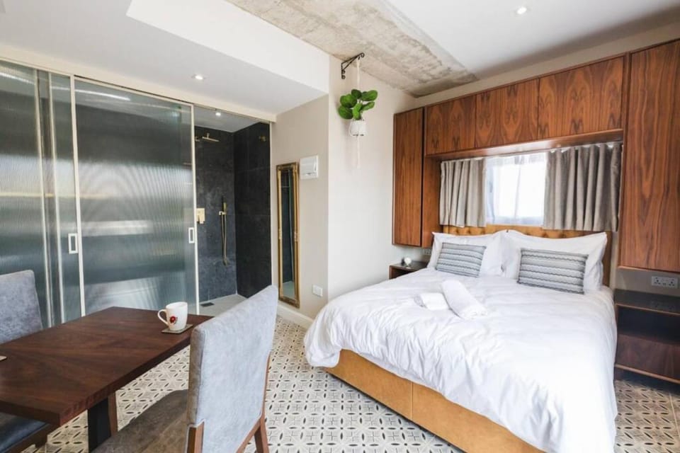 Bed, Photo of the whole room, Seating area, Bedroom, wardrobe