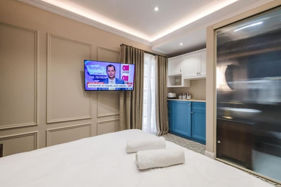 Bed, TV and multimedia, Kitchen or kitchenette, towels
