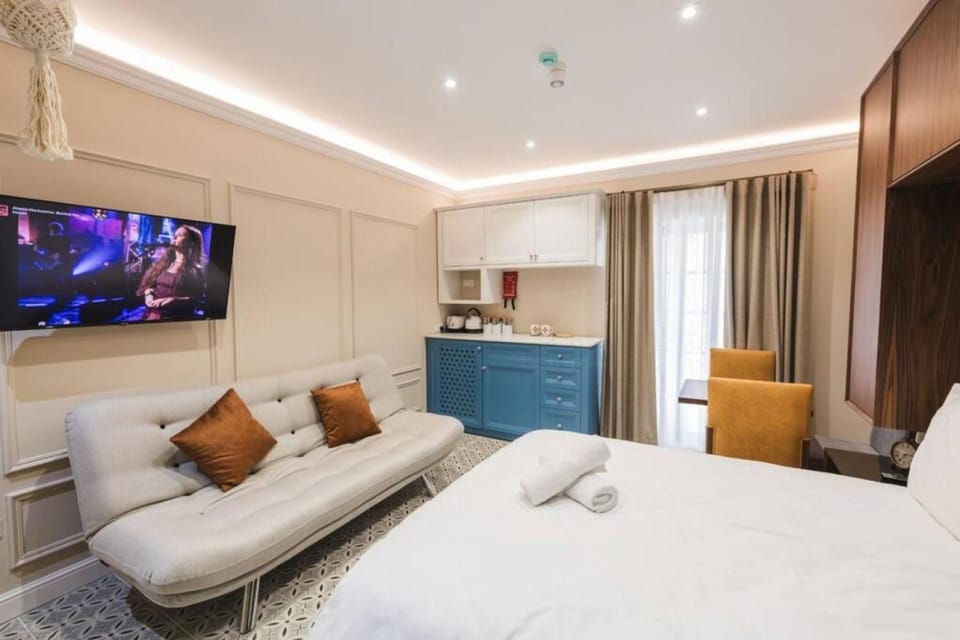 Bed, TV and multimedia, Coffee/tea facilities, Kitchen or kitchenette, Living room, Photo of the whole room, Seating area, Bedroom, toaster, towels