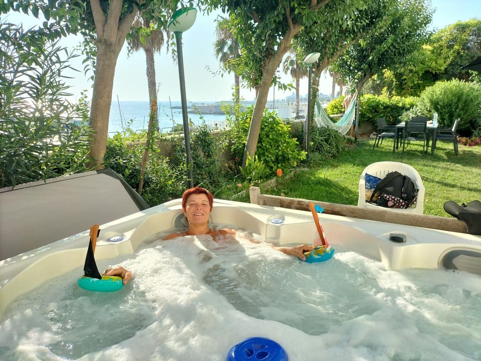 Garden, Hot Tub
