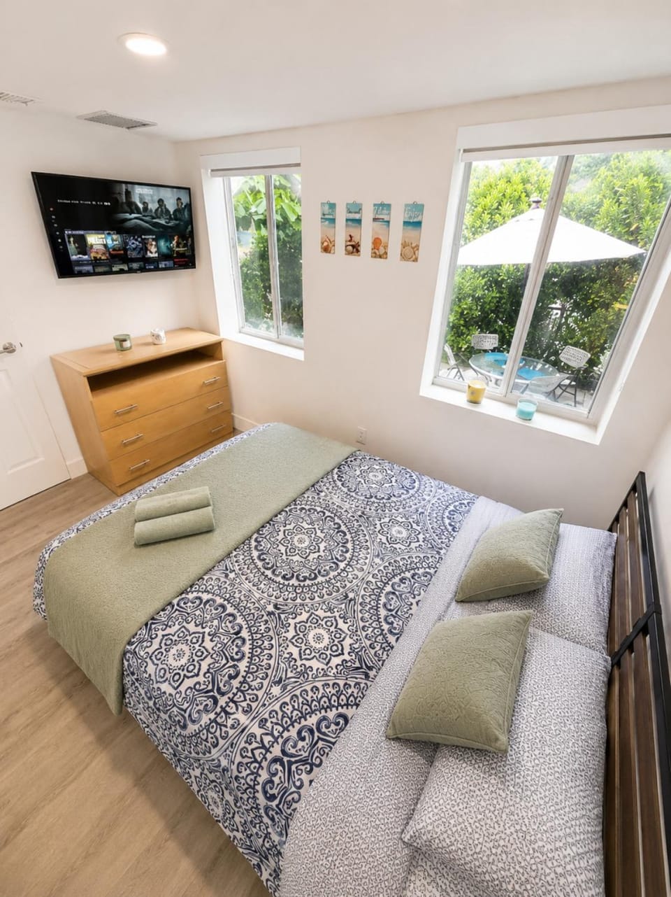Bed, TV and multimedia, Photo of the whole room, Bedroom