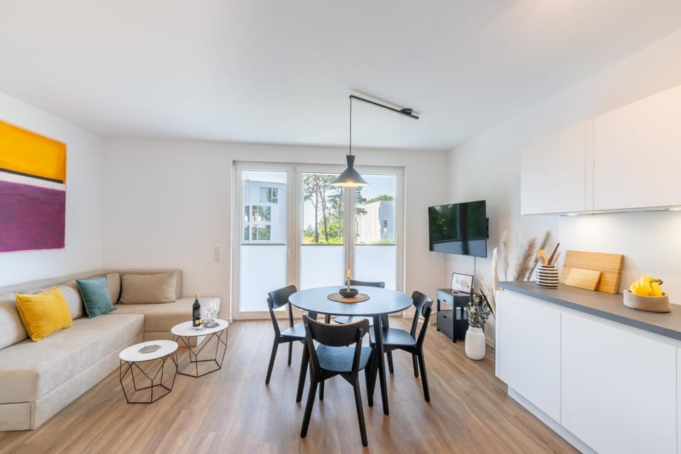 TV and multimedia, Kitchen or kitchenette, Living room, Seating area, Dining area