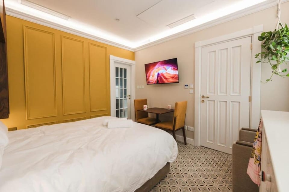 Bed, TV and multimedia, Living room, Seating area, Bedroom