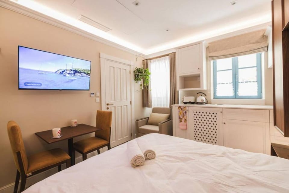 Bed, TV and multimedia, Coffee/tea facilities, Kitchen or kitchenette, Living room, Photo of the whole room, Seating area, Bedroom, toaster