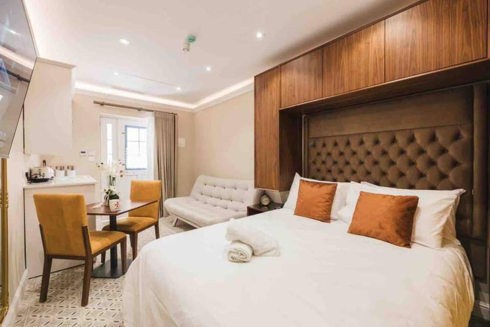Bed, Living room, Photo of the whole room, Seating area, Bedroom, towels