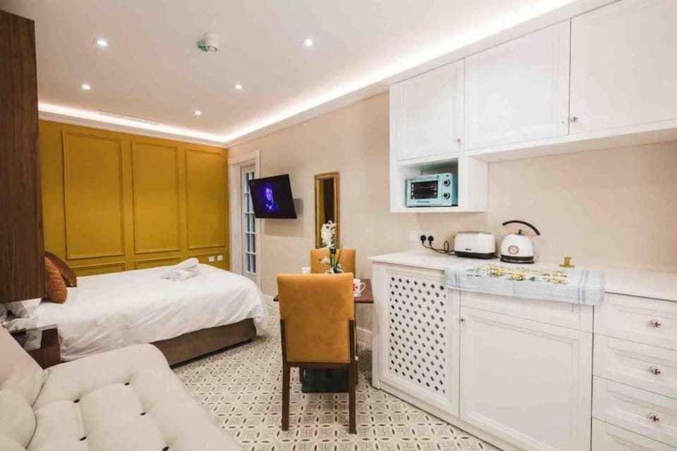 Bed, TV and multimedia, Coffee/tea facilities, Kitchen or kitchenette, Living room, Photo of the whole room, Seating area, Bedroom, microwave