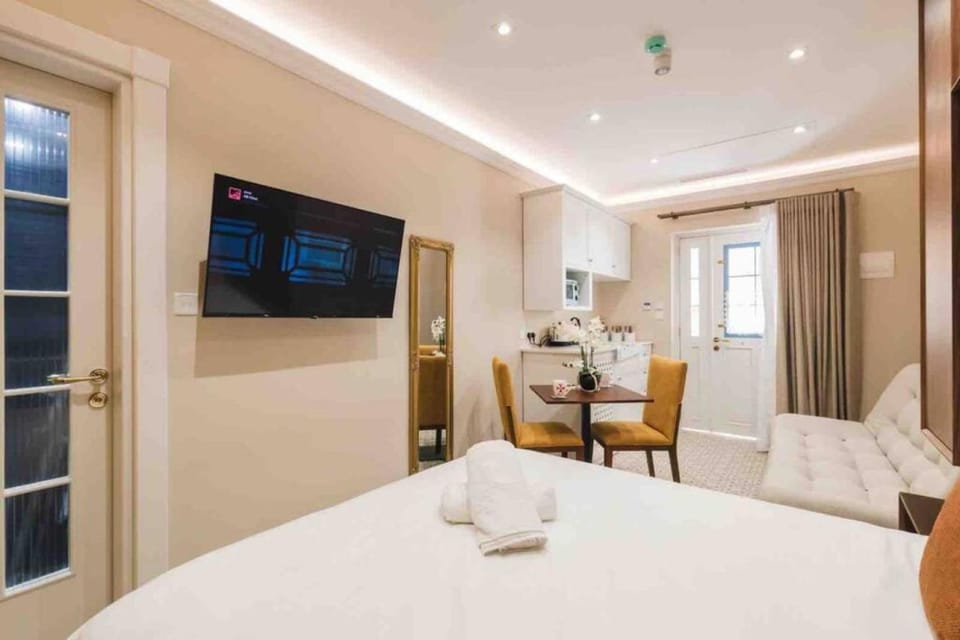 Bed, TV and multimedia, Kitchen or kitchenette, Living room, Photo of the whole room, Seating area, Dining area, Bedroom, towels