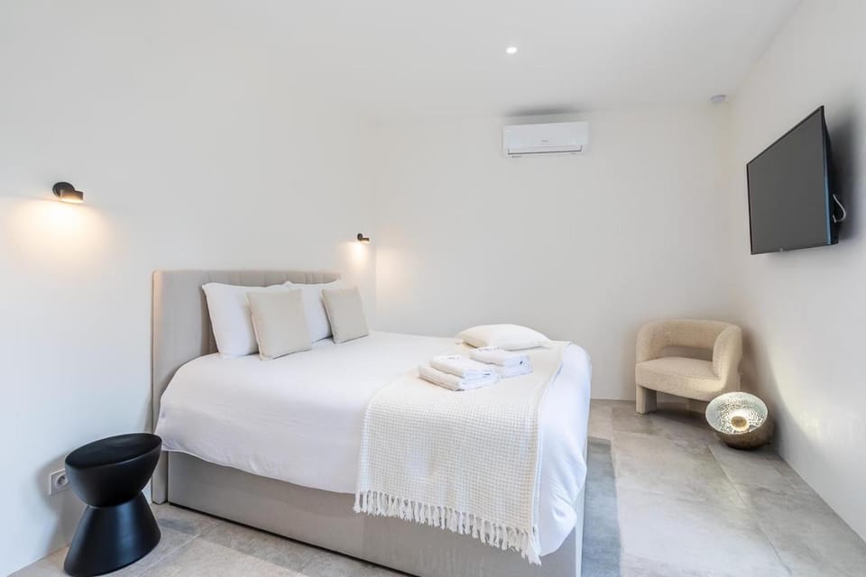 Bed, TV and multimedia, Living room, Photo of the whole room, Bedroom, towels, air conditioner