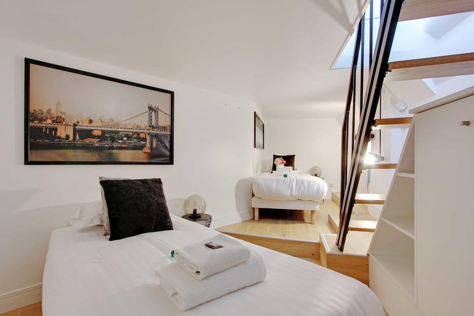 Bed, Photo of the whole room, Bedroom, towels