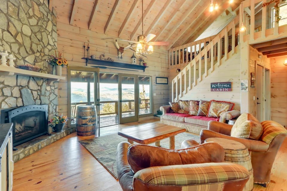 Cozy Cherry Log Cabin w/ Hot Tub & Mountain Views! Cabin in Georgia