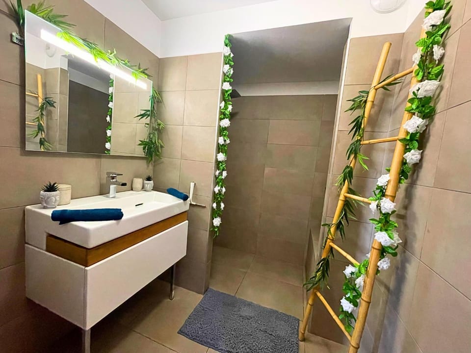 Shower, Bathroom, towels
