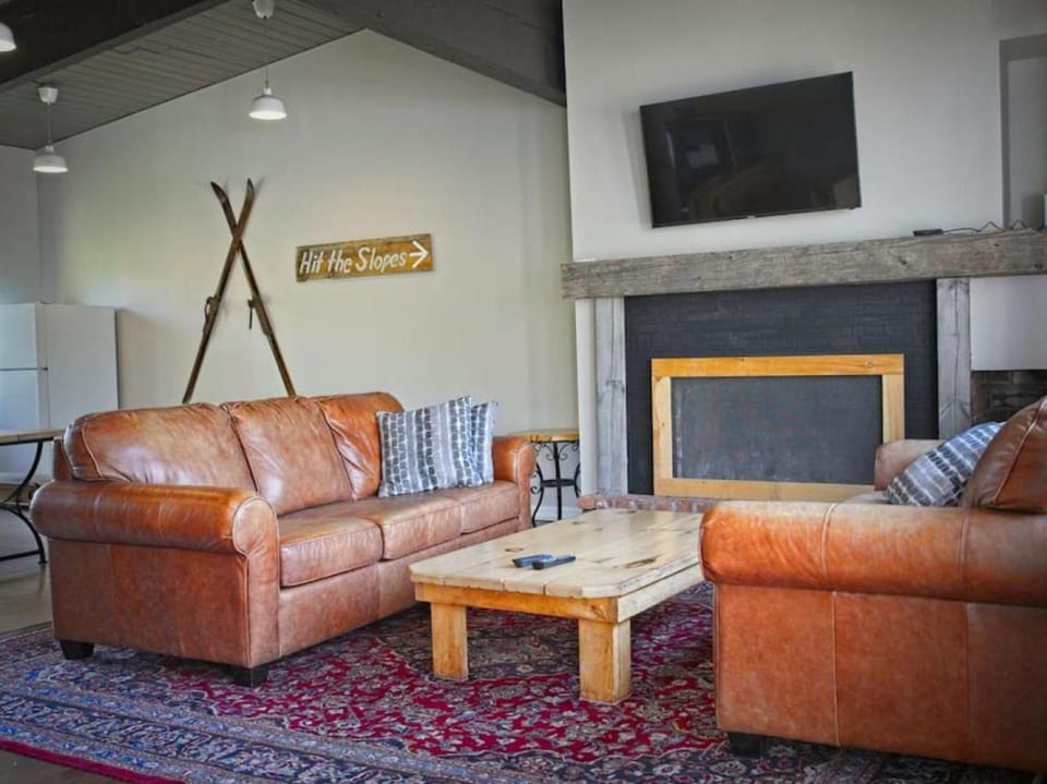 Gateside Chalets Expansive 6 Bedroom Hot Tub Near Village Blue Mountain Chalet in Grey Highlands