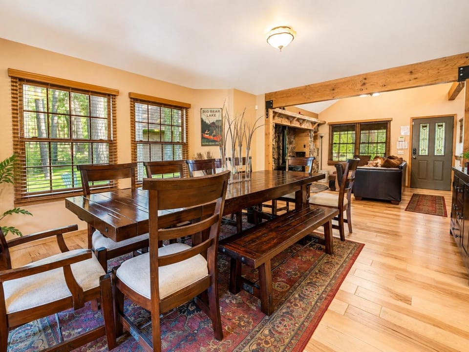 Seating area, Dining area