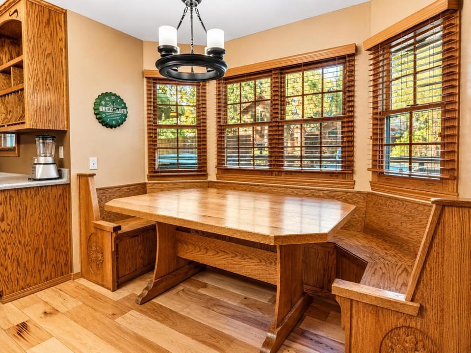 Seating area, Dining area