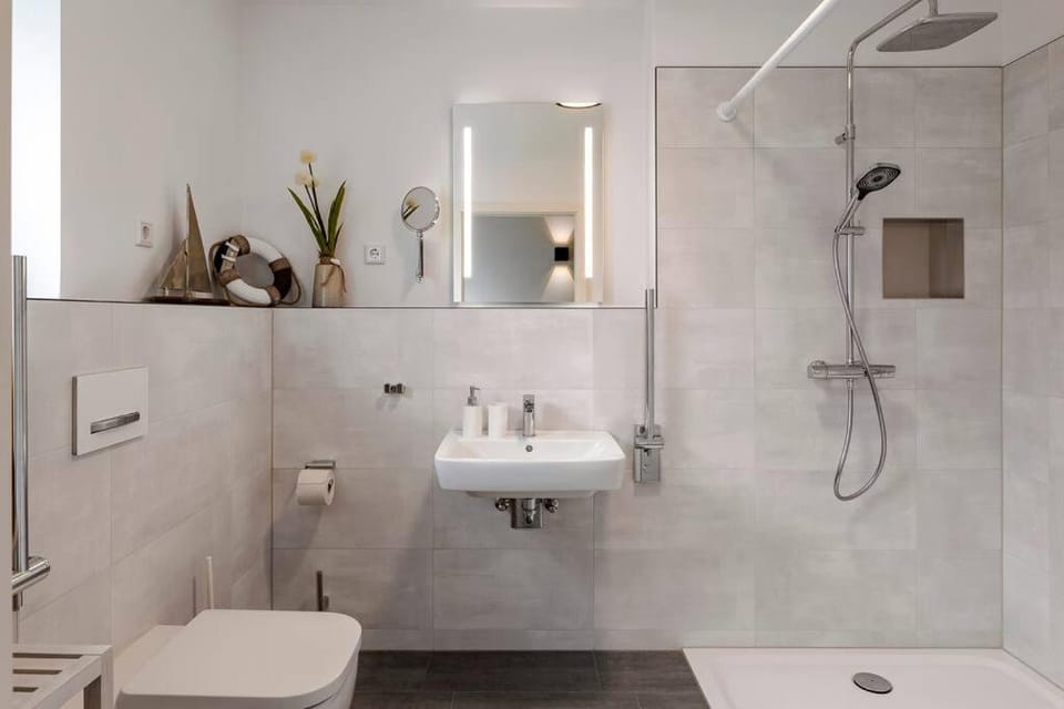 Shower, Toilet, Bathroom, towels