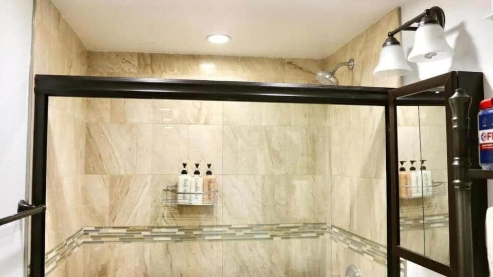 Stylish Cozy 2BR Apt Near Train Station Groceries Apartment in Wicker Park