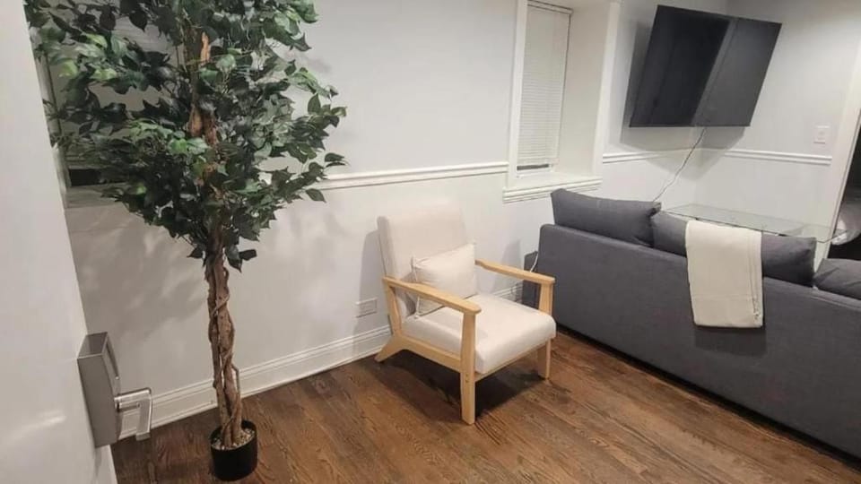 Stylish Cozy 2BR Apt Near Train Station Groceries Apartment in Wicker Park