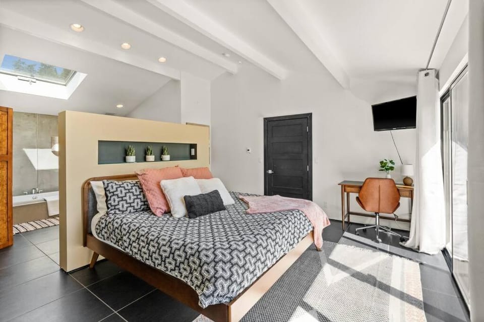 Communal lounge/ TV room, Bed, Bedroom