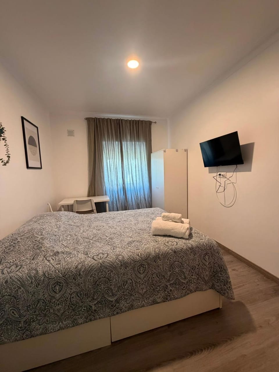 Photo of the whole room, Bedroom