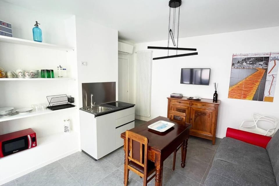 TV and multimedia, Kitchen or kitchenette, Living room, Seating area, Dining area, minibar, stove