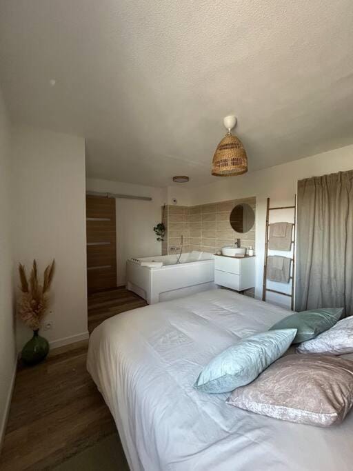 Romantique Room Apartment in Occitanie
