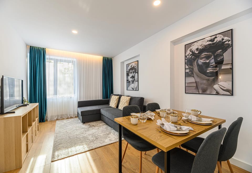TV and multimedia, Living room, Decorative detail, Seating area, Dining area