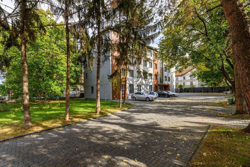 Property building, Spring, Day, Garden, Garden, Garden view, Location, Parking