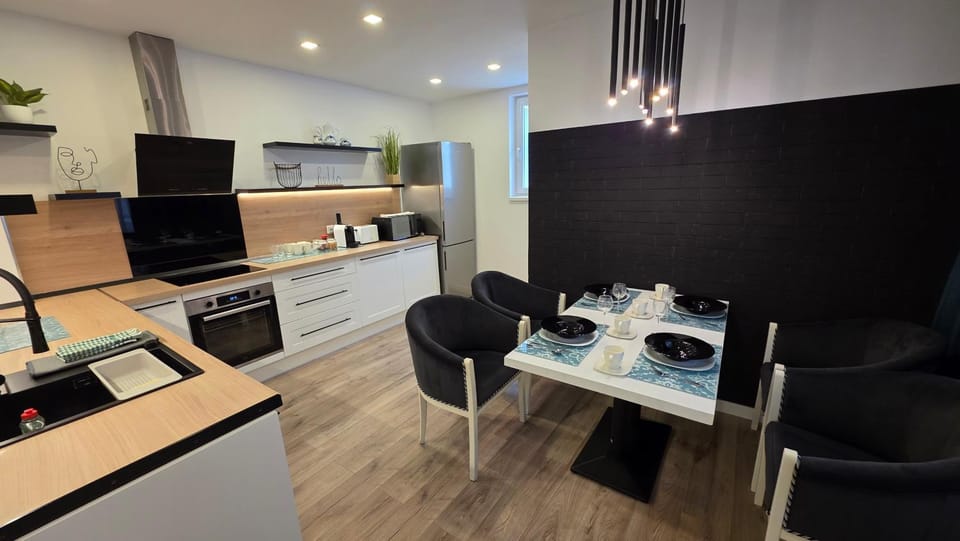 Dining area, kitchen
