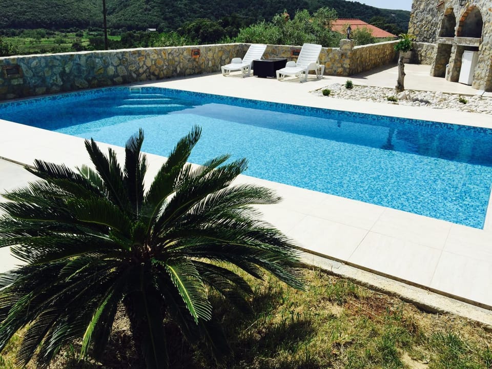 Property building, Day, Summer, BBQ facilities, Balcony/Terrace, Balcony/Terrace, On site, Swimming pool