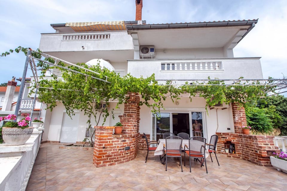 Property building, Patio, Balcony/Terrace