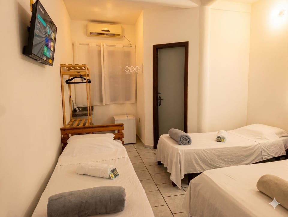 Bed, TV and multimedia, Photo of the whole room, Bedroom, towels, air conditioner
