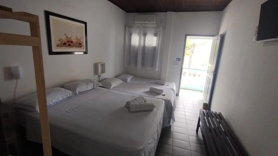 Bed, TV and multimedia, Photo of the whole room, Bedroom, towels