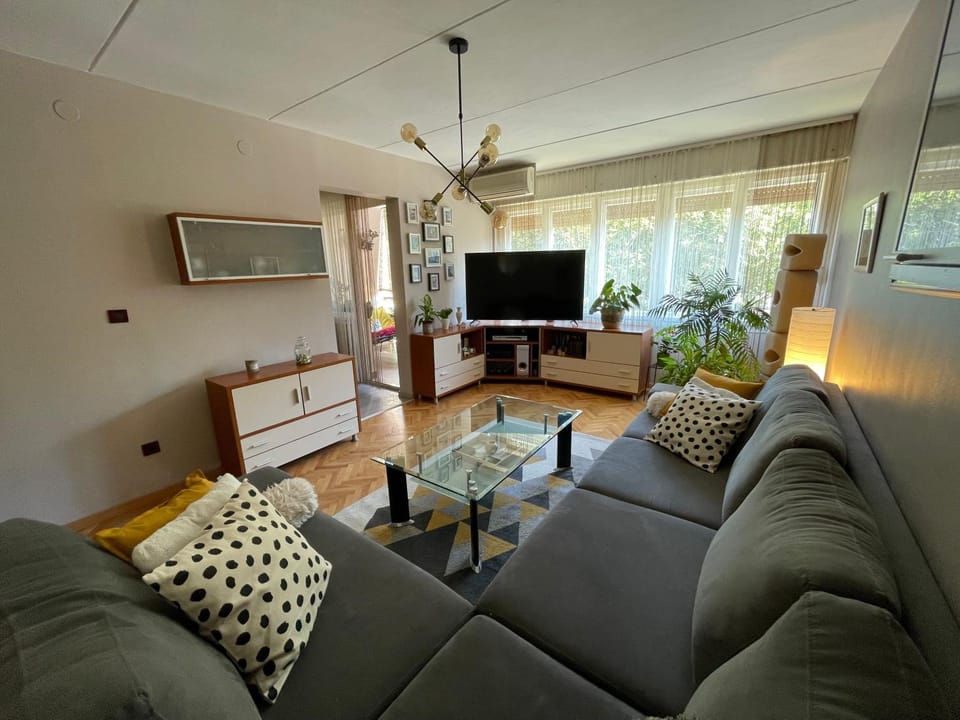 Communal lounge/ TV room, TV and multimedia, Living room, Seating area, Evening entertainment