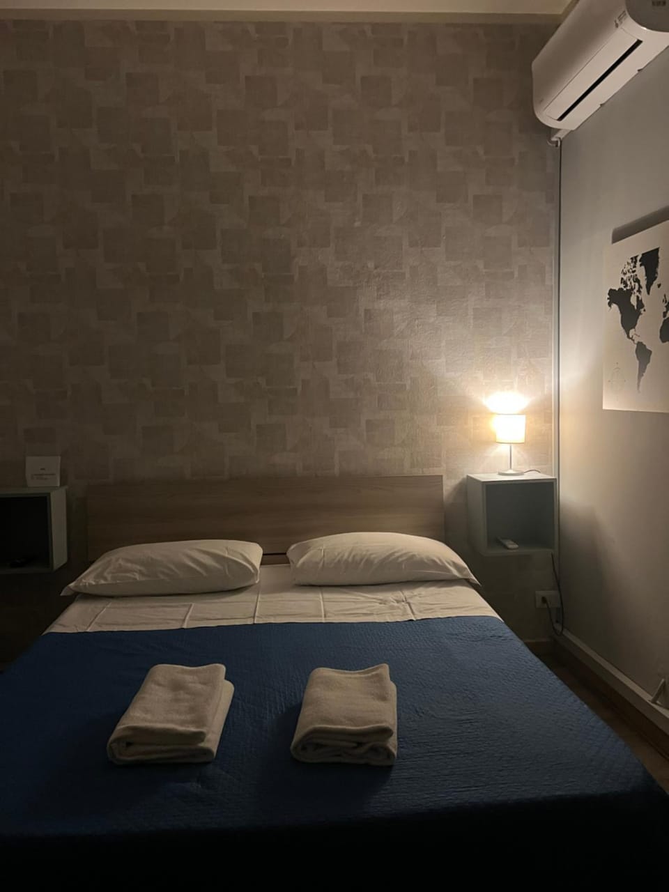 Bed, Bedroom, towels