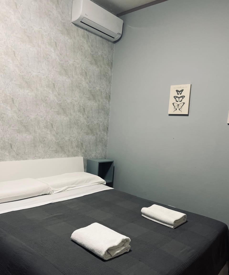 Bed, Bedroom, towels, air conditioner