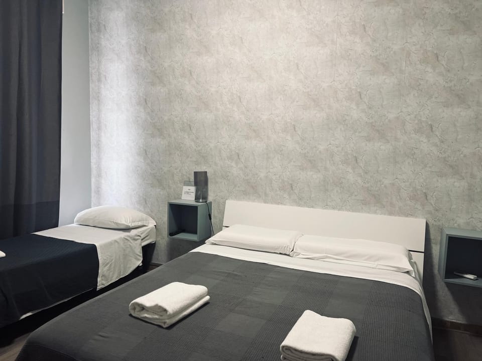 Bed, Bedroom, towels